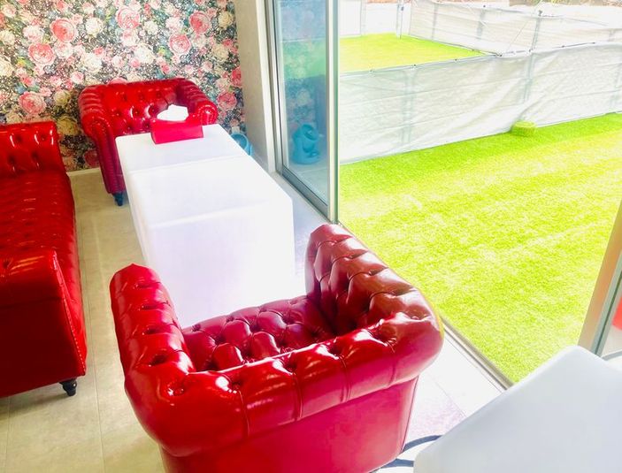 芝生で遊べるトイレ付きコンテナルーム - ブルーストーン