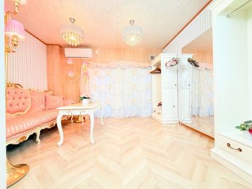 レースカーテンの窓からは自然光が優しく差し込みます - イロドリヒメルームの室内の写真