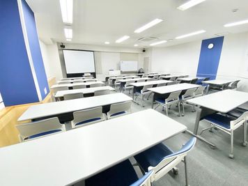 【PARM-CITY131貸会議室　Room5A】3名掛テーブルと2名掛テーブルがございます｜ - PARM-CITY131貸会議室 仙台｜PARM-CITY131貸会議室　Room5A｜最大49名の室内の写真