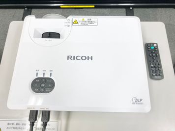 【PARM-CITY131貸会議室　Room5A】プロジェクター・HDMIケーブル付き｜スクリーンとの距離は1m程度の短焦点投影｜ - PARM-CITY131貸会議室 仙台｜PARM-CITY131貸会議室　Room5A｜最大49名の設備の写真