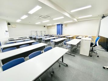 【PARM-CITY131貸会議室　Room5A】
スクールスタイルでの貸出しとなります｜お客様にてご自由に変更可能（終了後はスクールスタイルへお戻しください） - PARM-CITY131貸会議室 仙台｜PARM-CITY131貸会議室　Room5A｜最大49名の室内の写真