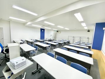 【PARM-CITY131貸会議室　Room5A】プロジェクター側から｜ - PARM-CITY131貸会議室 仙台｜PARM-CITY131貸会議室　Room5A｜最大49名の室内の写真