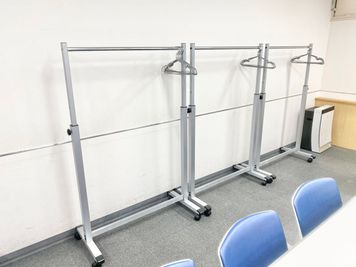 【PARM-CITY131貸会議室　Room5A】ハンガーラック3台あり｜ - PARM-CITY131貸会議室 仙台｜PARM-CITY131貸会議室　Room5A｜最大49名の設備の写真