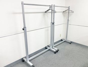 【PARM-CITY131貸会議室　Room5B】ハンガー｜ - PARM-CITY131貸会議室 仙台｜PARM-CITY131貸会議室　Room5B｜最大26名の設備の写真