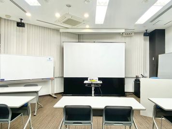 【PARM-CITY131貸会議室　多目的ホール】最大75名着席可能｜スクールスタイルレイアウトで貸出しいたします - PARM-CITY131貸会議室 仙台｜PARM-CITY131貸会議室　多目的ホール｜最大75名の室内の写真