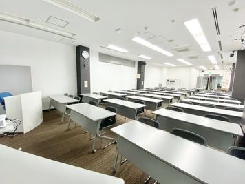 【PARM-CITY131貸会議室　多目的ホール】最大75名着席可能｜ホワイトボード側から - PARM-CITY131貸会議室 仙台｜PARM-CITY131貸会議室　多目的ホール｜最大75名の室内の写真