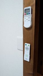 室内照明とエアコンのリモコンです。
スペース内右側の壁に取り付けてあります。 - レンタルスペース　足利伊勢南ベースの設備の写真