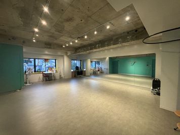 駅チカ！音響環境よし！カラフルでおしゃれな壁と広いスペースで大人数のリハーサルも可！ - STUDIO MERRY CRAFT