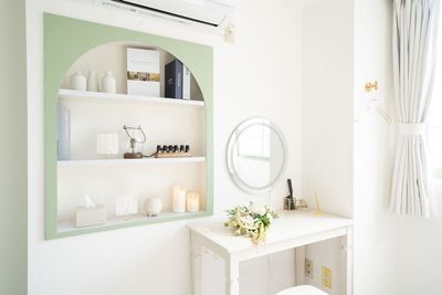 ドレッサー（ネイルテーブルとしても使用可能です）・ディスプレイ棚 - レンタルサロンMINI中野 完全個室のレンタルサロン-MINI（ミニ）中野の室内の写真