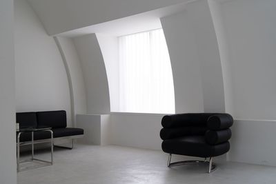 モダンな家具が映えるホワイトルーム。ブランド撮影にも使いやすい空間です。 - 中之島アークスタジオ 【日祝・個人様限定】前撮り・プロフィール | 5時間プランの室内の写真