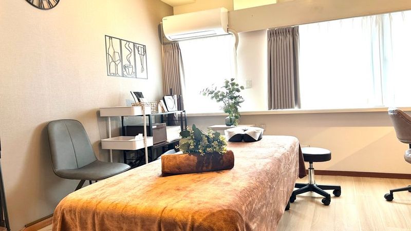 清潔感があり、落ち着いて施術に集中できる空間です。
シンプルで居心地の良い室内は、施術・カウンセリングどちらにも最適です。 - レンタルサロンHaruka大森店 エステ・整体・マッサージに最適な完全個室のシェアサロンの室内の写真