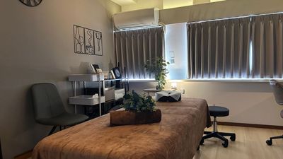 調光可能です。リラクゼーションやアロマトリートメントに最適な、落ち着いた雰囲気も演出いただけます。 - レンタルサロンHaruka大森店 エステ・整体・マッサージに最適な完全個室のシェアサロンの室内の写真