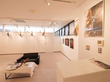 展示サンプル写真 オレンジ照明 - Studio ATCの室内の写真