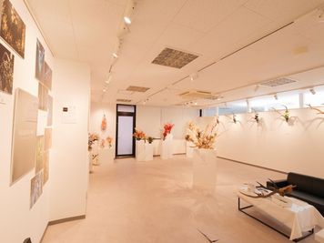 展示サンプル写真 オレンジ照明 - Studio ATCの室内の写真