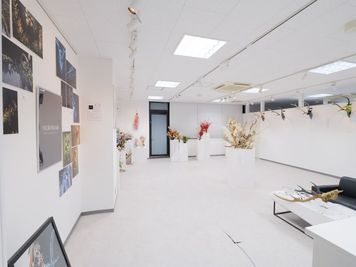 展示サンプル写真 ホワイト照明 - Studio ATCの室内の写真