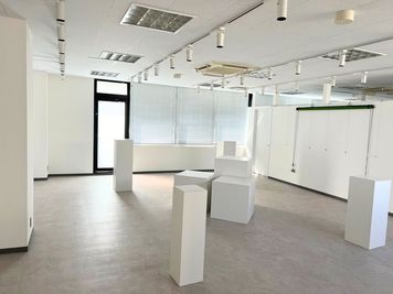 広さ約15.35坪 様々な大きさの展示台あり - Studio ATCの室内の写真