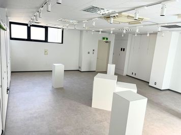 入口と対角線上からの写真 - Studio ATCの室内の写真