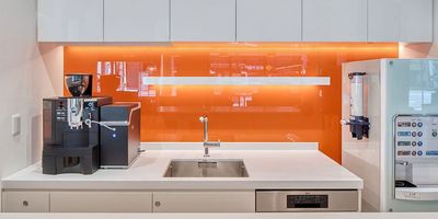 リージャス会議室 新広島ビルディング コワーキングデスクの室内の写真