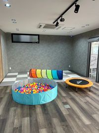 お子様が遊べるおもちゃも完備 - 親子サロンLaPark江坂2号店 多目的スペースの室内の写真