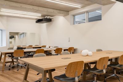 テーブルにはコンセントタップが備え付けられています - Roppongi FIRST CLASS Studioの室内の写真