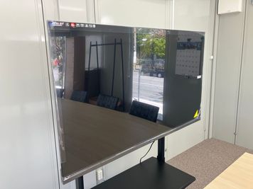 50インチモニター
※機能・貸出備品などの詳細は、事前に各店舗へお問い合わせください。
※必要に応じて変換アダプタなどお客様自身でご準備をお願いいたします。 - U-SPACE　うるま店 Meetingの設備の写真