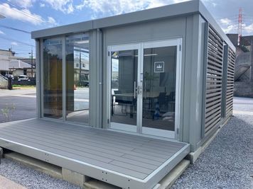 お部屋の外観はこちらです！※始めに別棟の受付までお越しください
 - U-SPACE　うるま店 Meetingの外観の写真