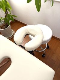 ヘッドレストと施術ベッドの椅子 - レンタルスペース　エルマール 【一軒家のレンタルサロン】閑静な高級住宅街の落ち着いた贅沢空間の設備の写真