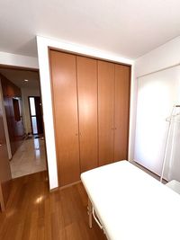 クローゼットにセラピストさんのお荷物を入れられます。 - レンタルスペース　エルマール 【一軒家のレンタルサロン】閑静な高級住宅街の落ち着いた贅沢空間の設備の写真