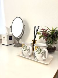 マグカップと卓上鏡 - レンタルスペース　エルマール 【一軒家のレンタルサロン】閑静な高級住宅街の落ち着いた贅沢空間の設備の写真