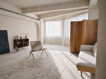 駅近、パーク前、曲線ベージュ壁のスタジオ。 - カメイビル