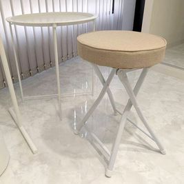 お客様用テーブル＆折り畳みスツール - レンタルサロン フレーゼ泉 久屋大通  レンタルサロン Freese IZUMIの設備の写真