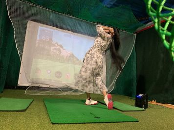 【インドアゴルフ練習場】ラウンドもできるシミュレーションゴルフ。レンタルクラブ、シューズ無料。2人でも利用可。ジムも使える。 - トゥラノ◎24hゴルフ・卓球・ジム・レンタルルーム