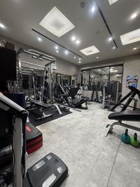器具6台完備の完全個室プライベート空間。テレビ・エアコン・男女別トイレ完備 - Third place gym10階 完全個室プライベートジムの室内の写真