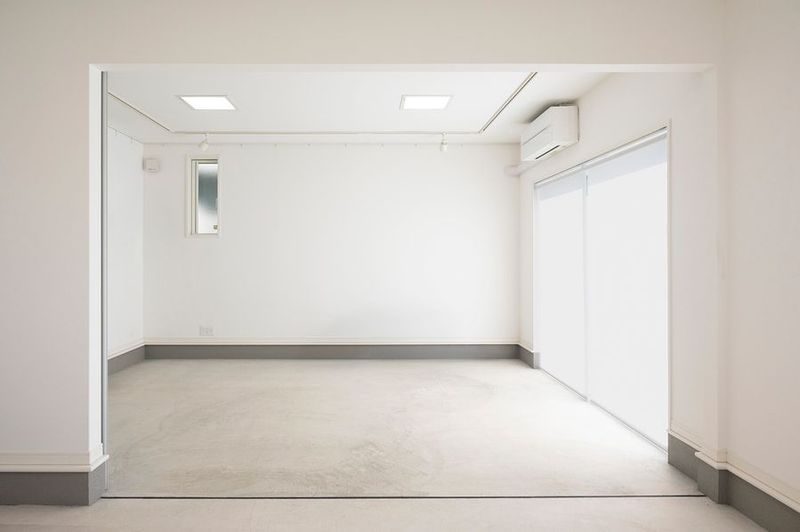 壁面展示の設備があるレンタルスペース - うしお美術研究所展示部屋