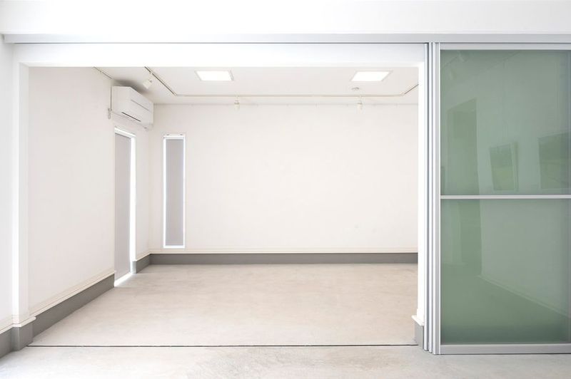 壁面展示の設備があるレンタルスペース - うしお美術研究所展示部屋