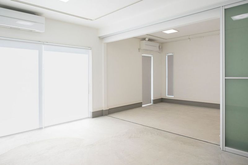 壁面展示の設備があるレンタルスペース - うしお美術研究所展示部屋