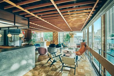 UNWEDDING中之島 堂島川に浮かぶ水上のイベントスペースの室内の写真