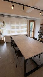 デスク横のロールスクリーンはプロジェクターを投影する事も可。 - atelier un momon アトリエアンモモン レンタルスペース　多目的スペースの室内の写真