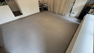 クッションマット貸し出し可能。机を寄せると広々とおつかいただけます。 - atelier un momon アトリエアンモモン レンタルスペース　多目的スペースの設備の写真