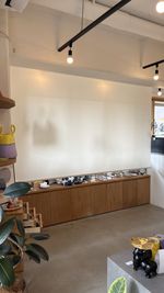 ロールスクリーンで視界も遮ることができます - atelier un momon アトリエアンモモン レンタルスペース　多目的スペースの設備の写真