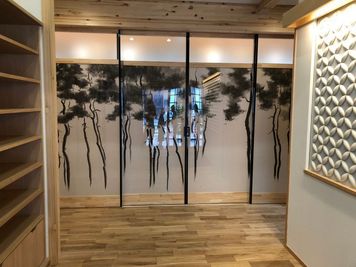 ご縁が広がる模様のタイルと襖絵でお出迎え - 瑞巖寺檀信徒多目的会館「和晃庵」 【仏法僧の間】（１２５㎡）三部屋利用の入口の写真