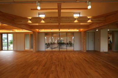 寺宝の山田大作画伯の襖墨絵 - 瑞巖寺檀信徒多目的会館「和晃庵」 【仏法の間】（９０㎡）二部屋利用の室内の写真