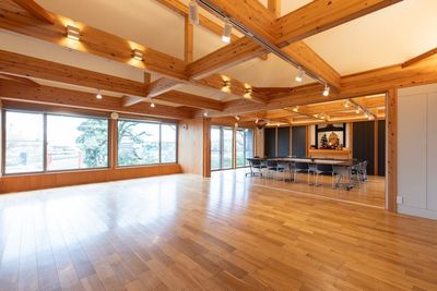 面積の違う３部屋を仕切って１部屋から利用できます。３部屋すべて使えば、キャパ100人程度の施設要領で対応できます。 - 瑞巖寺檀信徒多目的会館「和晃庵」 【レンタルキッチン】厨房利用の室内の写真