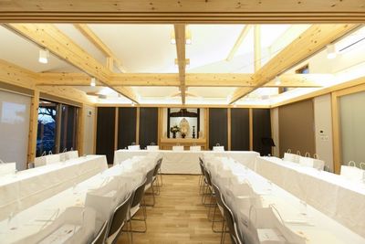 披露宴・会席・宴会・祝勝会・納会などテーブルと椅子も充分用意がございます。 - 瑞巖寺檀信徒多目的会館「和晃庵」 【レンタルキッチン】厨房利用の室内の写真