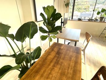 葉山在住の方、葉山で仕事したい方、そんな人たちが気軽に使える仕事場です。周囲を気にせず、快適に集中できる環境です。 - CONNECT HAYAMA ワーキングスペース