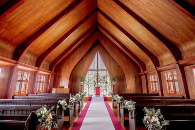木のぬくもり溢れる本物の教会が叶える、森の静寂に包まれた誇り高きセレモニー - 京都ノーザンチャーチ北山教会