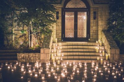 キャンドルに灯された教会 - 京都ノーザンチャーチ北山教会 式典、イベントスペースの室内の写真