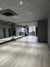 広々とした空間で大人数でのダンスレッスンやワークショップに最適なスタジオ - レンタルスタジオCORE スタジオAの室内の写真