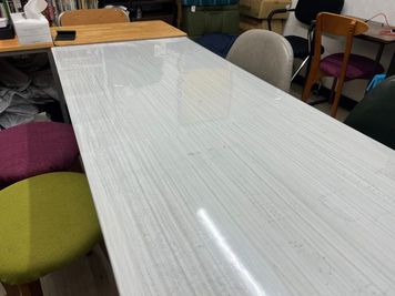 コワーキングスペースリコード東村山本町店 閑静な住宅街にある小屋型のワークスペースの室内の写真