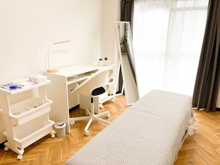 ホワイトを基調とした明るい室内 - レンタルサロンひだまり レンタルサロンひだまり2💎新大阪御堂筋南改札店の室内の写真